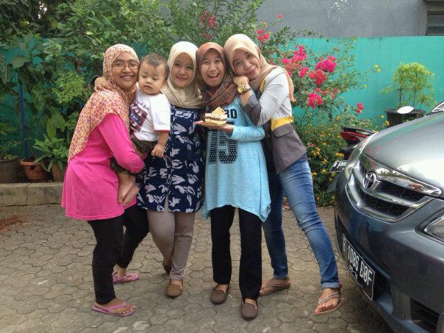 septyre's tweet photo. Makasih yaa sayang sayangku,, kiss kiss walau msih awal @ryniiis @Deasyhan @NadhrahUlin :* http://t.co/sfWqZprWHZ