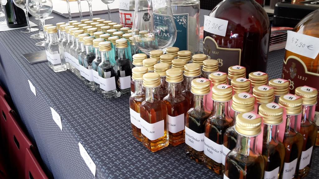 PrestigeSr's tweet photo. @Genusstraeume Stand 34 @BurgHuelshoff  @prestigeshowrooms #tasting #samples für #whisky &amp; #gin #luum #singlemalt http://t.co/0Bloz01O9T