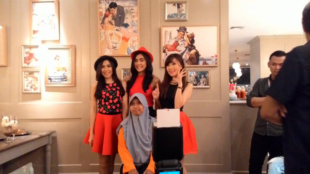 Lagi photo season bareng peserta Meet &amp; Greet di <a href="/GiggleBoxID/">Giggle Box Cafe</a> di <a href="/pluitvillage/">Pluit Village</a> #AudisiCherrybelle2015