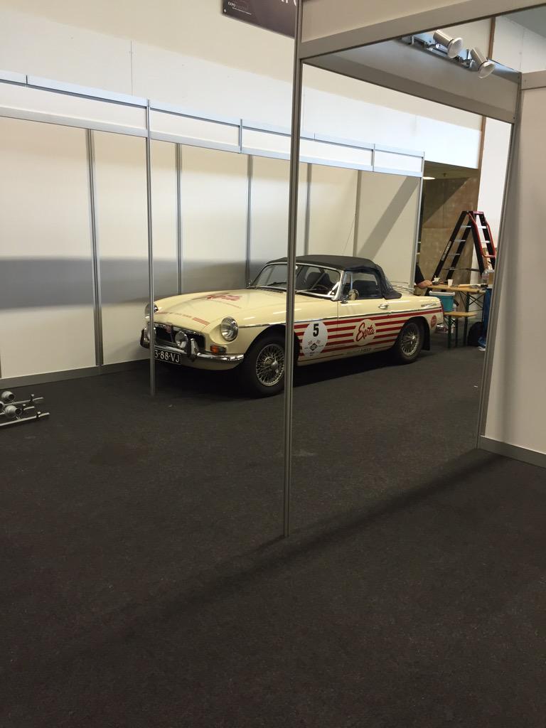 JoopHoreca's tweet photo. Bezig met opbouw @VakbeursFood  in @ExpoHouten, staat er een auto geparkeerd in een stand @VoetsSpec . http://t.co/fTbx8uSi95