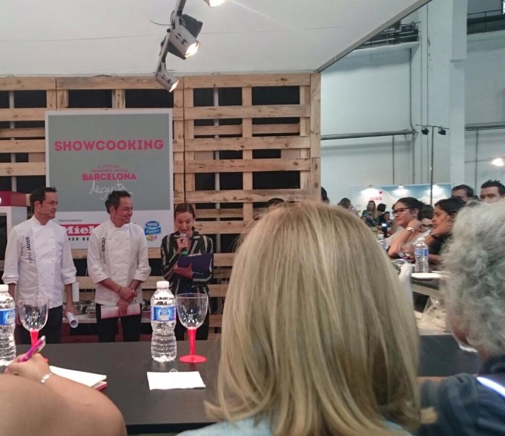 CocinaRTVE's tweet photo. Los @HermanosTorres, en el #showcocking de @BcnDegusta con gran expectación del público #TorresCocina #Degusta2015 http://t.co/O66qEuFylo