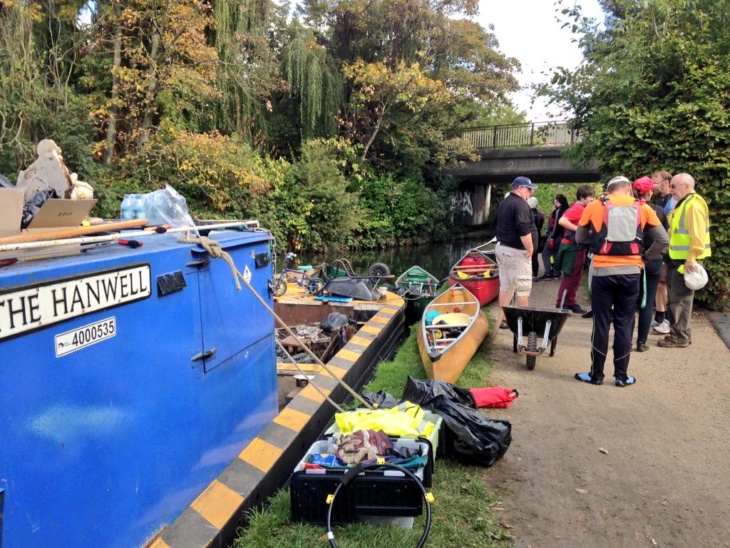 DrAyshaRaza's tweet photo. #GrandUnionCanal clean #GreenfordGreen with @simonwoodroofe @Green4Delta @CanalRiverTrust @EalingCanoeClub http://t.co/yWrmbzpJQX