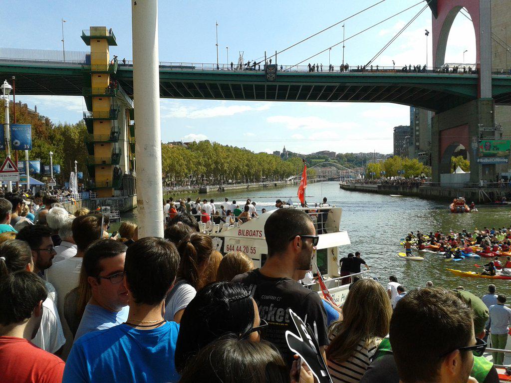 Saviolita_79's tweet photo. #RedBullCliffDiving ¡Qué alguien le diga al que comanda el Bilboats que se quite de en medio! http://t.co/uw1YQZsCYn