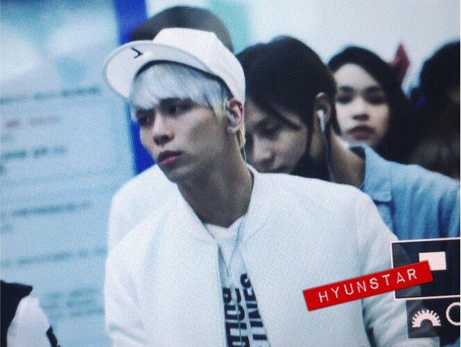 150926 Jonghyun @ Aeropuertos de Incheon y Suvarnabhumi {Rumbo a Tailandia} CP0D9V9UYAAQ3Tl