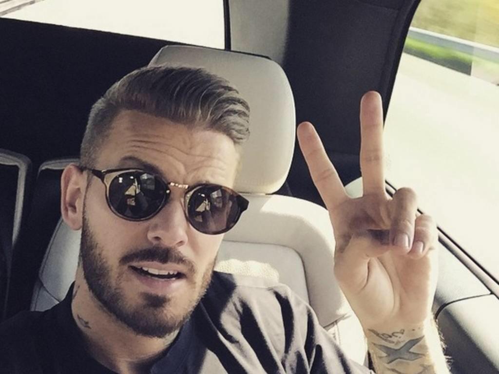 GossipRoomOff's tweet photo. 1 #RT = 1 bon anniversaire au chanteur @MPOFFICIAL qui fête ses 30 ans aujourd'hui ! 🎉✨🎈🎤 #JoyeuxAnniversaireMP30Ans http://t.co/GxGiw7LCkH