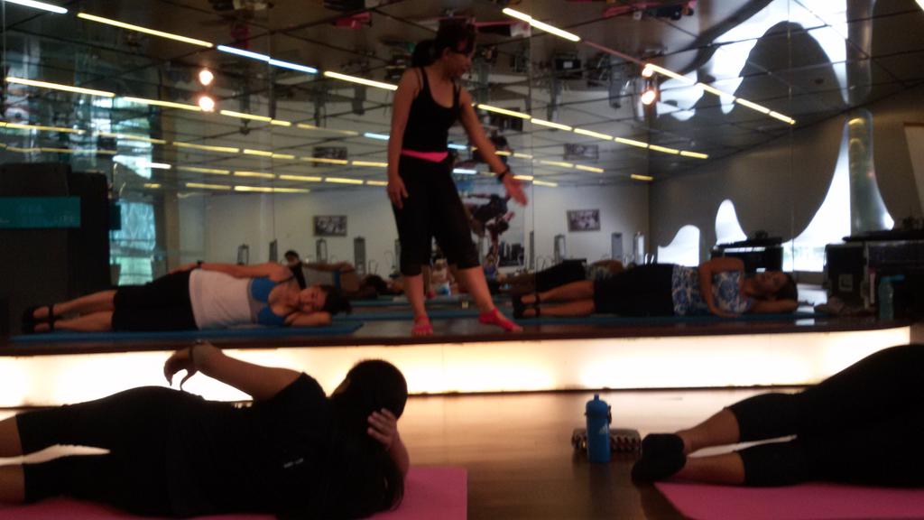 womenshealthINA's tweet image. Gerakan pilates movement ini untuk memaksimalkan keseimbangan otot core #WHIMy1st10K #EliteClub