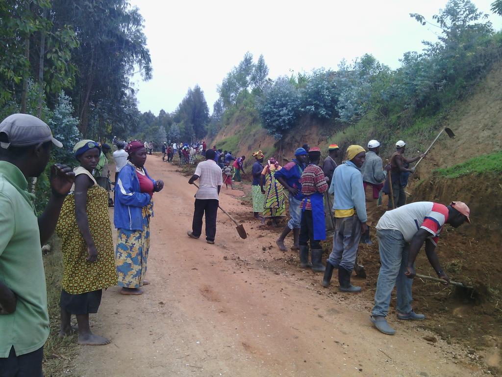 kibilizisector's tweet image. @NYAMAGABE , @PhilMugisha 
#kibilizi, umuganda rusange kumuhanda Gakoma-Gahira.