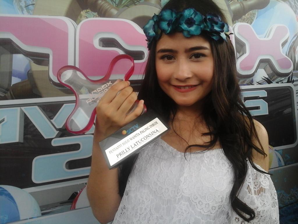 mayamaria8's tweet photo. "@Prillverss_PLG: Selamat bie♥ sukses selalu @prillybie ♥♥ #PrillyAtInboxASCTV http://t.co/bGrGV9JtOT"