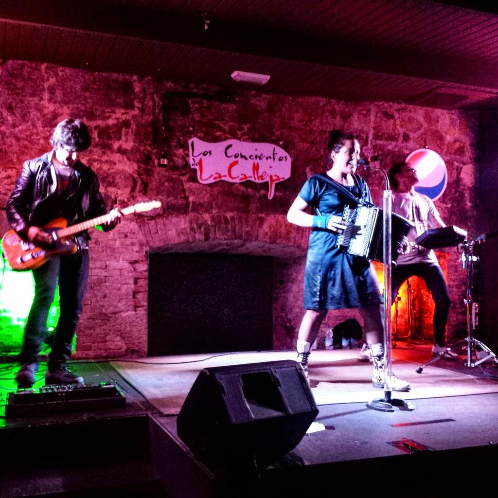 Atzo furgoneta hartu ta Oviedora etorri ginen <a href="/g_o_s_e/">GOSE</a> ikustera, aupa zuek! <a href="/glayios/">Glayíos/Oihuak</a> eta Xicu, primeran pasa genuen!