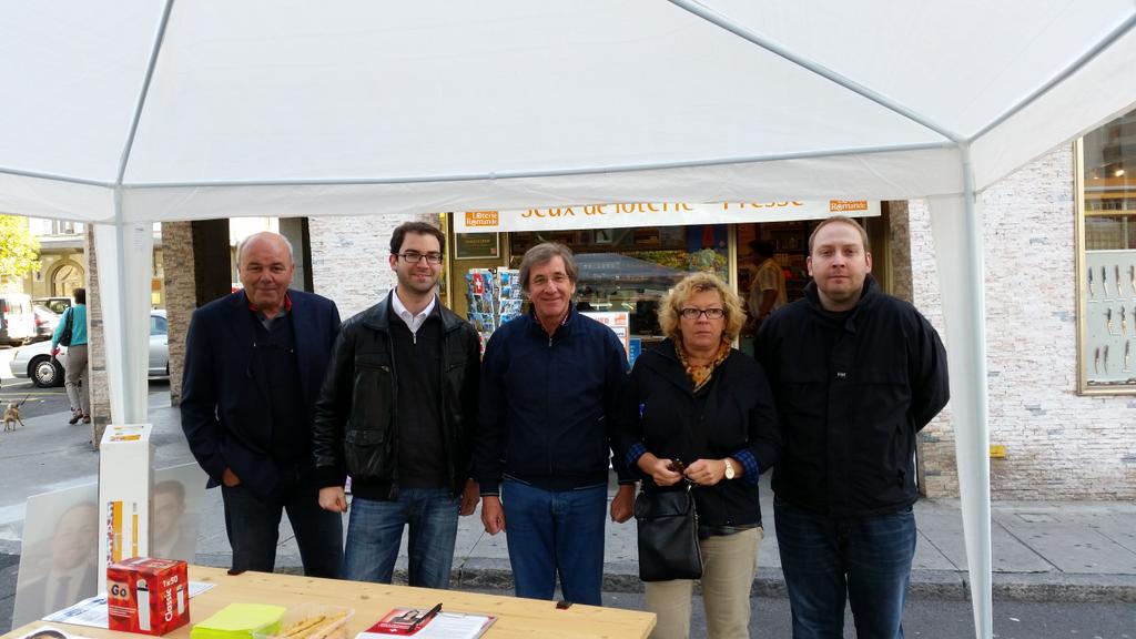 UDCVilleneuve's tweet photo. Stand #UDC à #Villeneuve avec @wernerriesen et @dylankarlen #CHvote #EF2015 http://t.co/fsZtUqRhpX