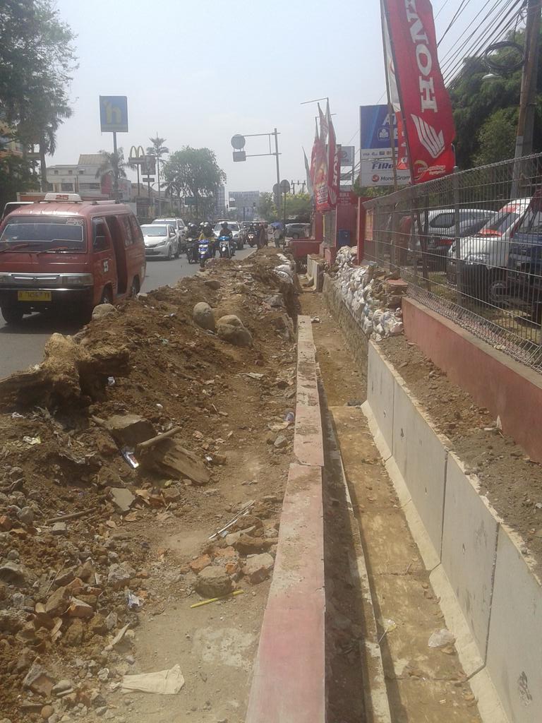GandaRegama's tweet photo. @TMCPoldaMetro sepanjang Jl Sudirman Kranji Bekasi ada perbaikan saluran air agar hati hati. http://t.co/EiWPjF9aHT