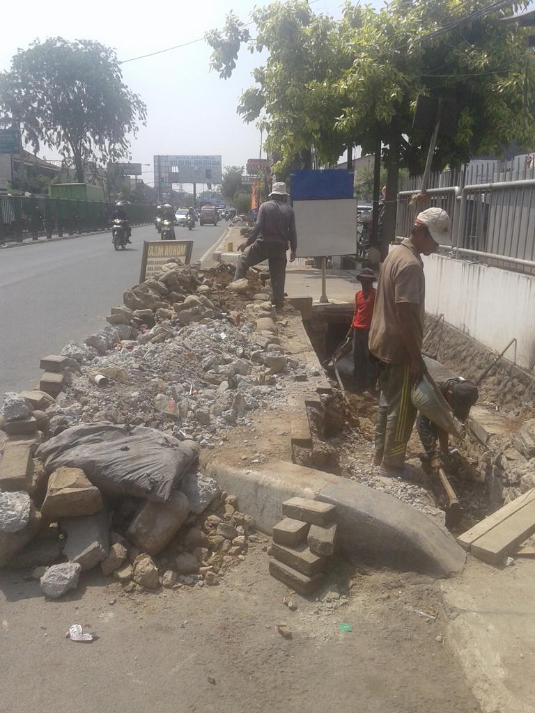 GandaRegama's tweet photo. @TMCPoldaMetro sepanjang Jl Sudirman Kranji Bekasi ada perbaikan saluran air agar hati hati. http://t.co/EiWPjF9aHT