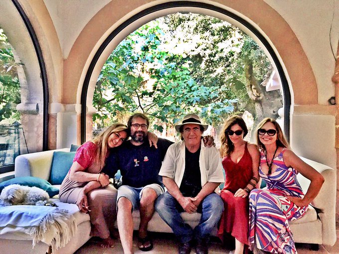 In famiglia... Facciamo tutti finta di niente.. 😱🙆😂😜😂😜 http://t.co/3vzSsqTOFj