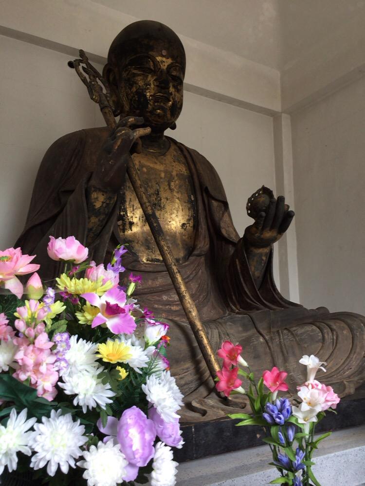 butsuzolink's tweet photo. 【仏ログ】仏像リンク千葉オフで3番目に訪問した山口区の日本最大の木造地蔵菩薩坐像をお堂の中に入って拝観。過去の修理風景の写真が陳列されていた中で、“胎内から(仏像の)顔を出す”という写真が見事に別の意味にすり替わってたｗ 　https://t.co/DMQJdBKASQ