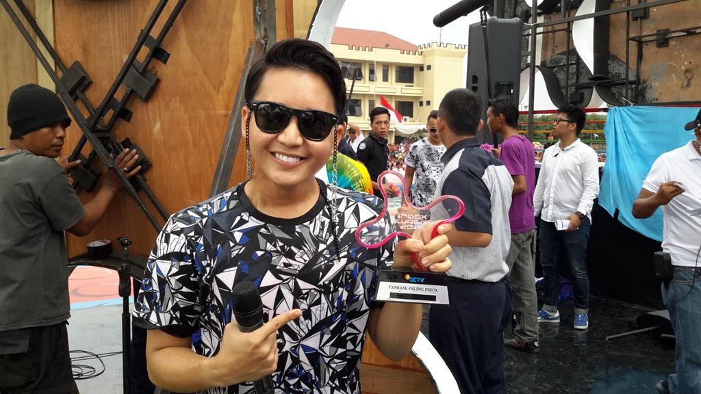 SCTV's tweet photo. Selamat Smash Blast raih kategori Fanbase Paling Inbox. #InboxAwards http://t.co/gxe3fWZne9