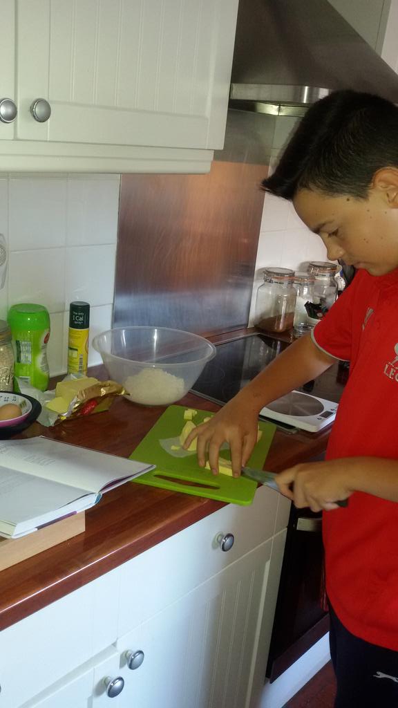 Sam_J_Griffin's tweet image. @lorrainepascale Morgan (13) declared this week that Saturday is baking day! Quiche and Chocolate Cake #favechef 💗👍