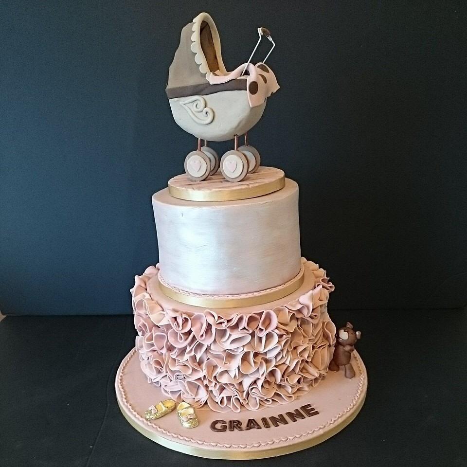 busybeecakes's tweet photo. A selection of our christening cakes for any of you mums to be http://t.co/BhNjW8Psso