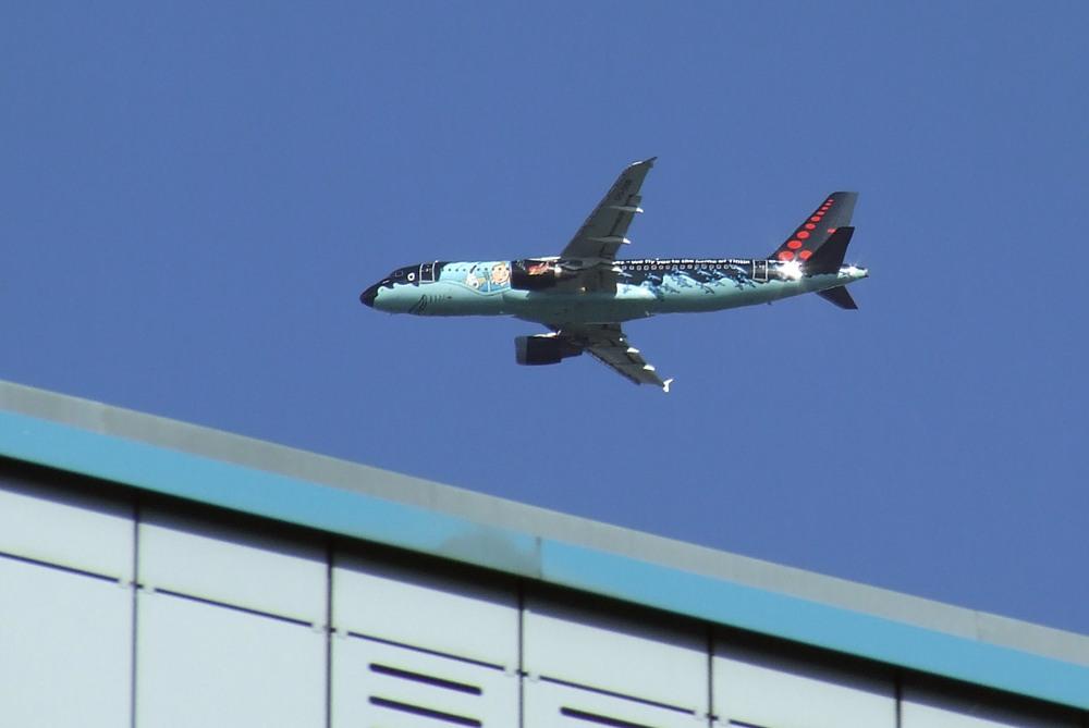 A3803's tweet photo. Seltsam, was da auf unserem Dach landen wollte … #OOSNB #Brussels #TXL #SN2581 #Tintin (leider mit Luftflimmern) http://t.co/Pz07dIFXGU