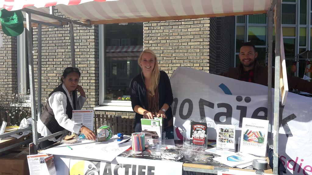 En daar staan we dan in Tiel Oost <a href="/MozaiekW/">Mozaiek Welzijn</a> <a href="/DynamiekTiel/">Dynamiek-Tiel</a> @Burendag15