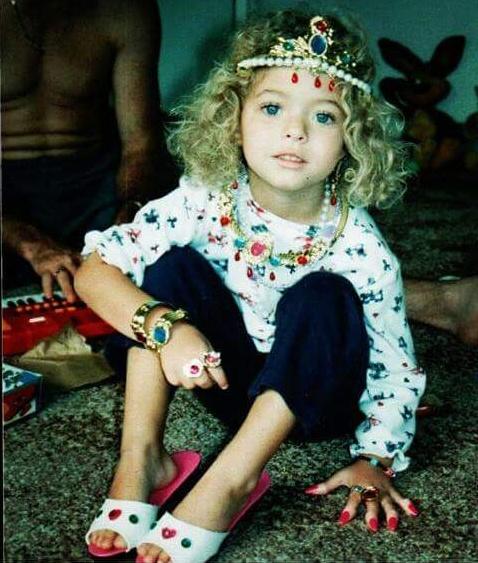 iamqueenalison's tweet photo. Küçükkende queen mişim http://t.co/bAusOjs8B2