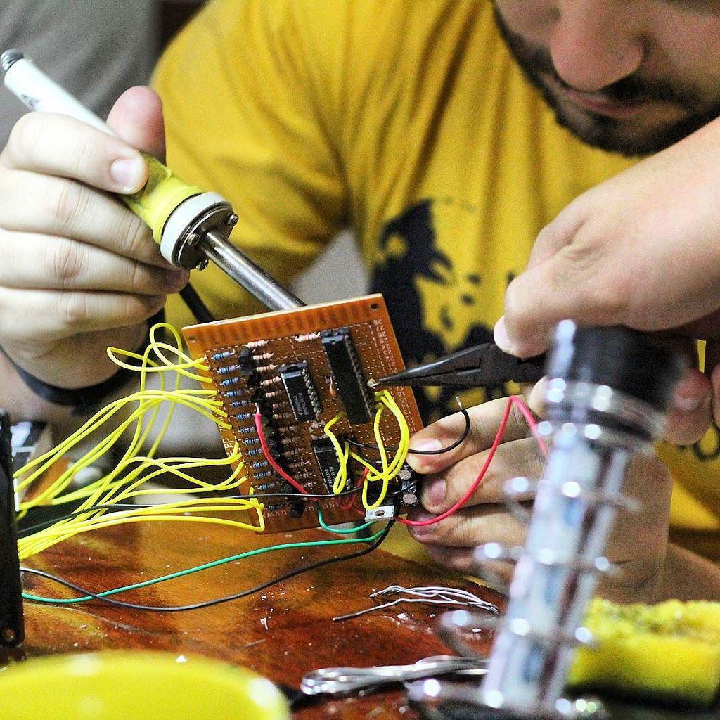 dspillere's tweet photo. Back in 2012, building a #beer #counter for our #hackspace with an atmega8 #microcontrolle… http://t.co/s9Q9o3KhrX http://t.co/weby63nsip