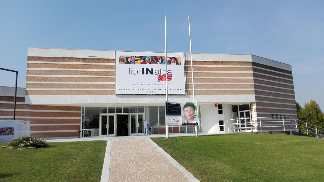 SchiappapietraD's tweet photo. Sono a #LibrInAlba con @gapieron di @Wine_Pass ad #Alba c/o Palazzo Mostre e Congressi. Accorrete numerosi ! http://t.co/sca1CLFW0o