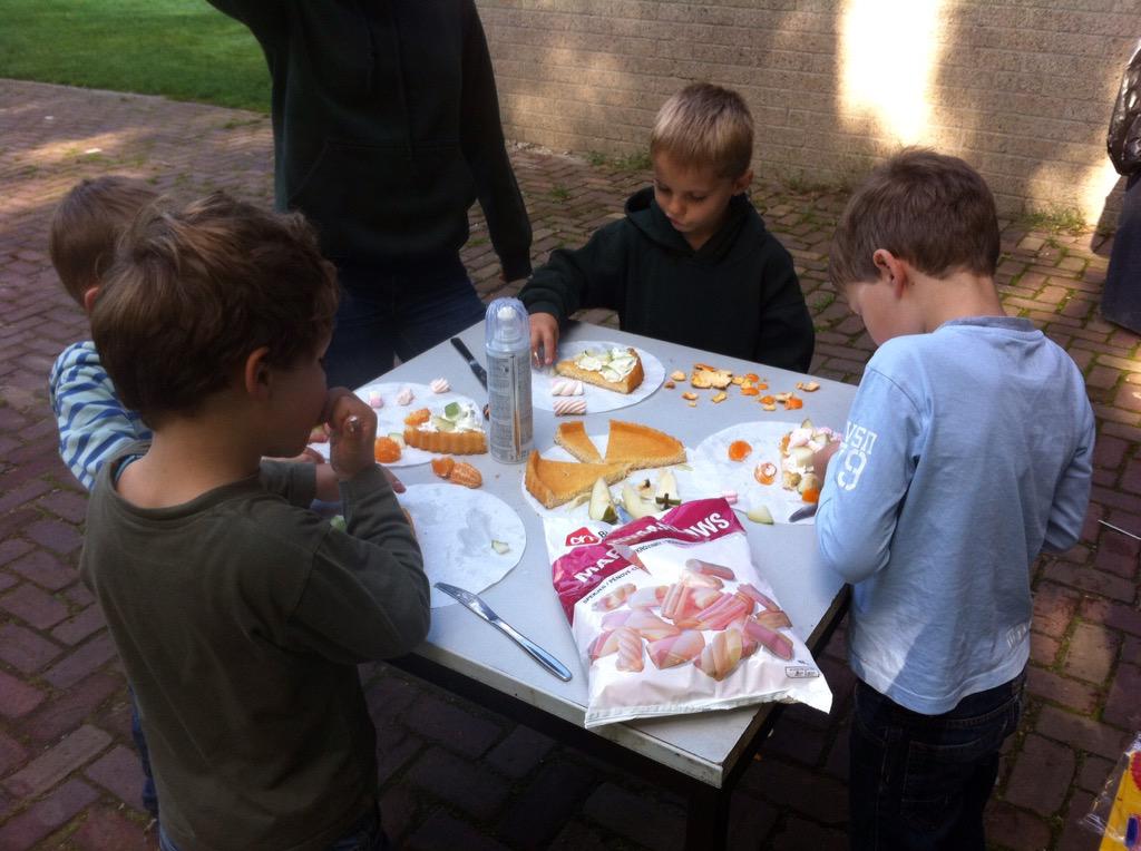 Scoutingrstein's tweet photo. De #bevers zijn #feestelijk begonnen met #taart versieren! 🎉🎂 Tot volgende week #zaterdag 10.30!! http://t.co/f0DukNdQbF