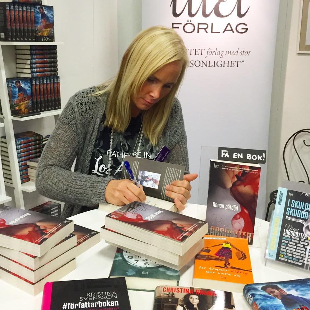 litetforlag's tweet photo. Förläggaren vill främja läsning och delar ut sin debut gratis på @BokmassanGbg. B03:61 #läsfler #bokmässan http://t.co/dssUuWUdei