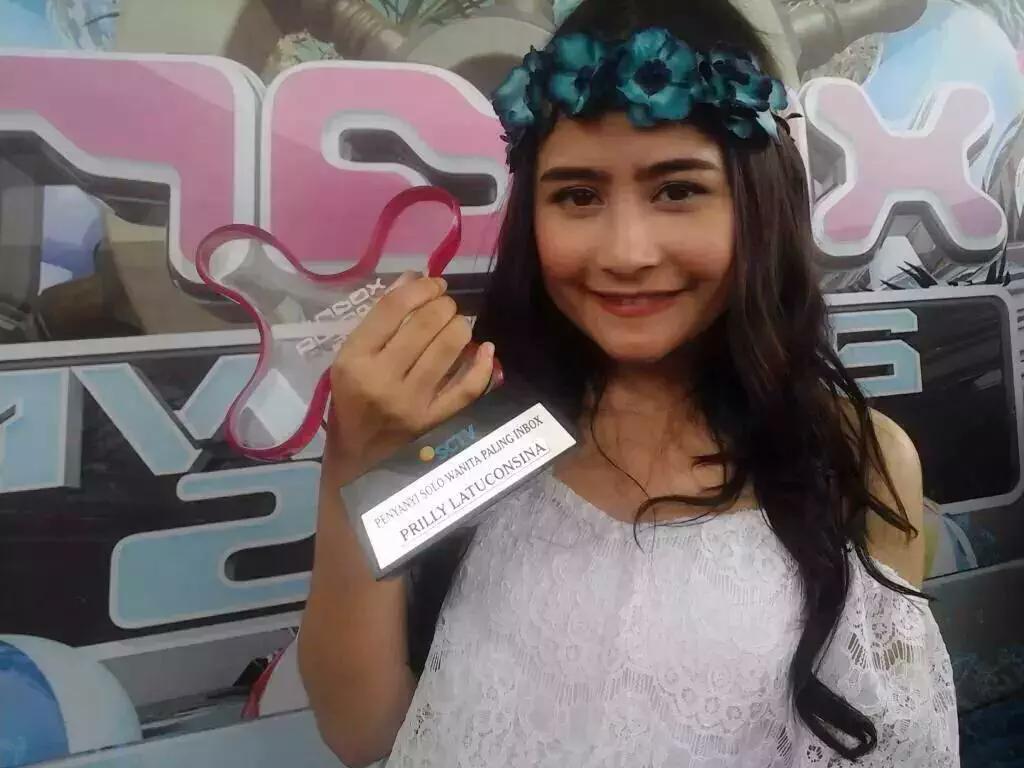 lisa_tz93's tweet photo. "@ariyani_sd: Alhamdulillah 3 nominasi 2 awards itu uda luar biasa @PrillyBie senengnya 👏👍 #PrillyAtInboxASCTV http://t.co/Qfvel0cT7L"