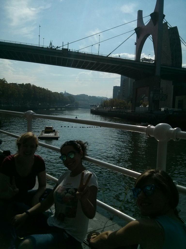 aidaota's tweet photo. Ya estamos @silvibaz @missburp @a_Rebo  #tintodeverano  #RedBullCliffDiving http://t.co/OwO21Hjyj2