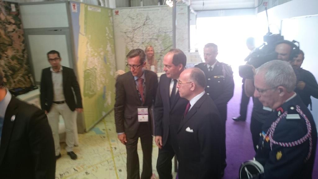 Présentation à monsieur <a href="/BCazeneuve/">Bernard Cazeneuve</a> des services du gipatgeri avec le président et le directeur du gip @congresSP2015