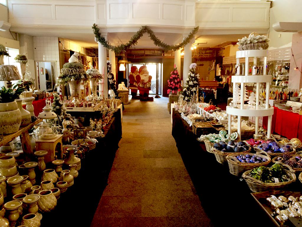 KerstOutlet's tweet photo. #hollidays are coming. Wij zijn geopend #christmas #outlet #XXL #Dordrecht http://t.co/U4YzYlbMUS
