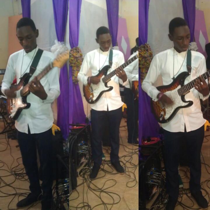 Phoenix_Debazar's tweet photo. #guitarist #guitar #fender #AkwaabaNight #NFDWM #TA2M http://t.co/g3tHcR2sDc