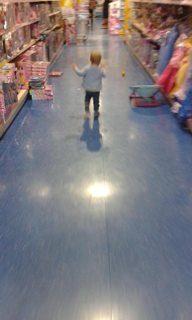 GpPorter8's tweet photo. Xmas allmost  done kids loved smiths toy shop. http://t.co/hoUitcPJb5