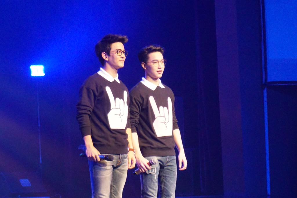 l3e_l3ell's tweet photo. ฝาแฝดกันริท กริ้สสสสส >.< http://t.co/eEXk2LXTiC