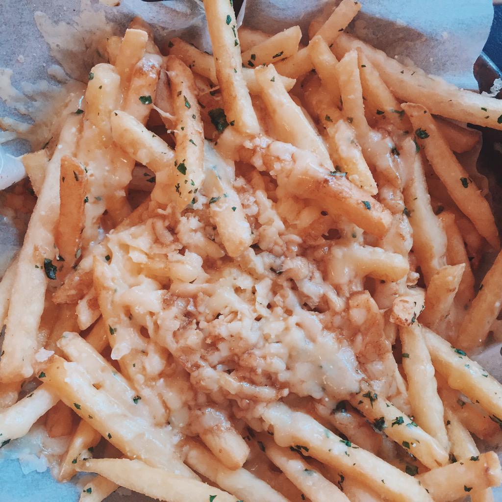 FinlayLogan's tweet photo. WEEKEND VIBES -> CHEESEY TRUFFLE FRIES. ✌🏼️
#goodeandwright #weekend #portobelloroad #nottinghill #brunch # http://t.co/oL70E05OHn