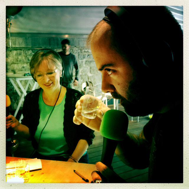 Chantal Ebongué-Pittet, du Musée de zoologie, fait goûter les rivières ! A la Radio, c'est Jérôme qui teste !#ndmlp15