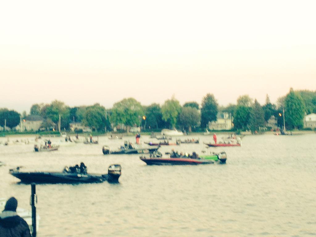 sail_canada's tweet photo. C'est froid sur l'eau ce matin pour lancer le légendaire tournoi de pêche #BerkleyB1! #FierCommanditaire http://t.co/ccPpbgJrY2