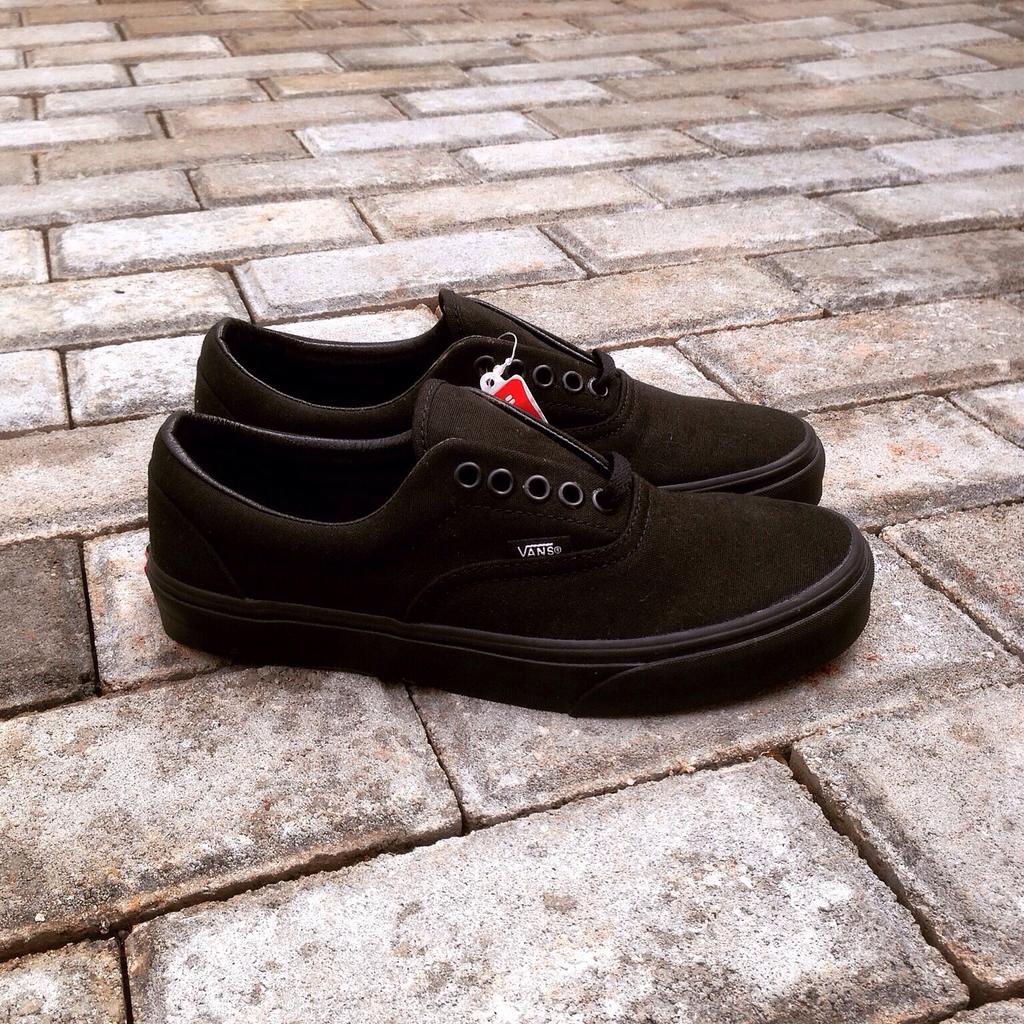JcBSneakers's tweet image. Vans Era Black/Black | 6.5US | 550K | @your48hours @AWS_Store @PAPstoreid @sneakers_msgr @FinecutSneakers @oscstore