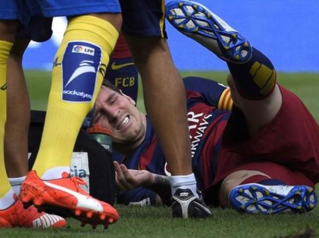 Sport_Satu's tweet photo. Messi Dibawa ke Rumah Sakit, Barcelona Menang http://t.co/tKcqpVGuG8 http://t.co/f9jNyW2ElM