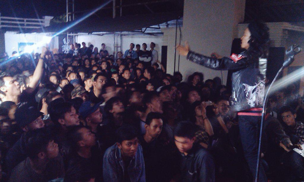 Tanah Indah Untuk Para Terabaikan Rusak Dan Ditinggalkan.

Loncat? Loncatlah~