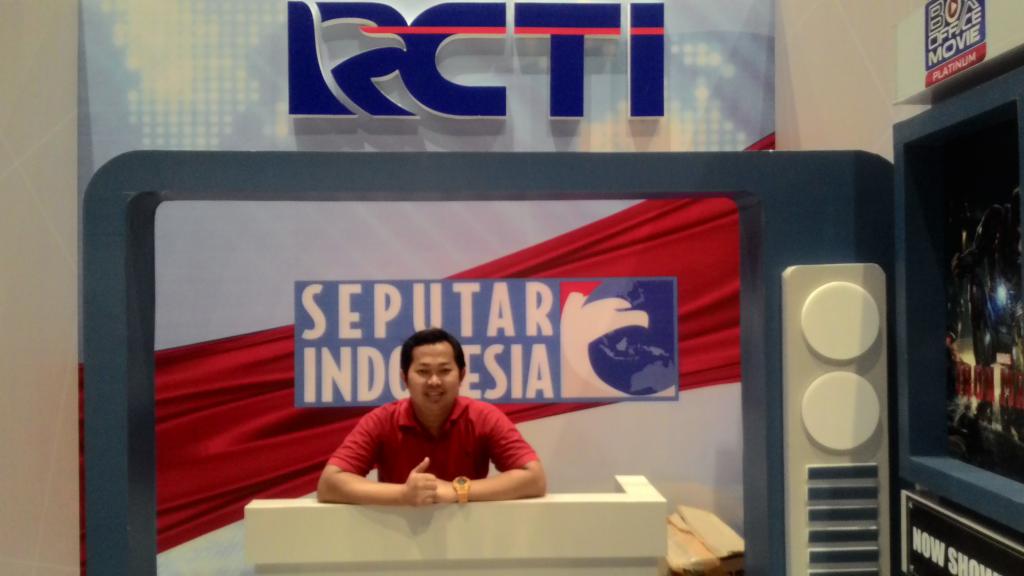 wusda's tweet photo. Catet, ini lg bawain Berita bkn bawain mslh. Liputan Khusus BAB (berita antar benua) @OfficialRCTI  #RCTIcomiccon2015 http://t.co/ZbvNMcAir3