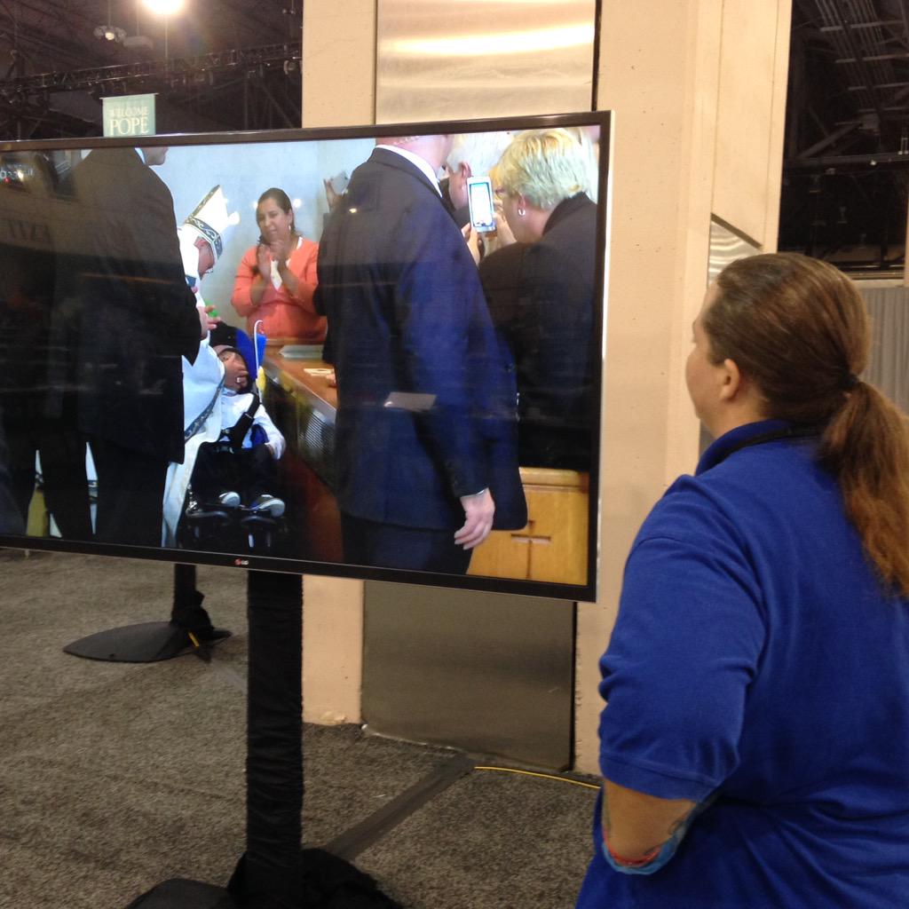 bettapique's tweet photo. #Papa como siempre saluda enfermos, conmoviendo #PopeInPhilly http://t.co/FYcy92AstI