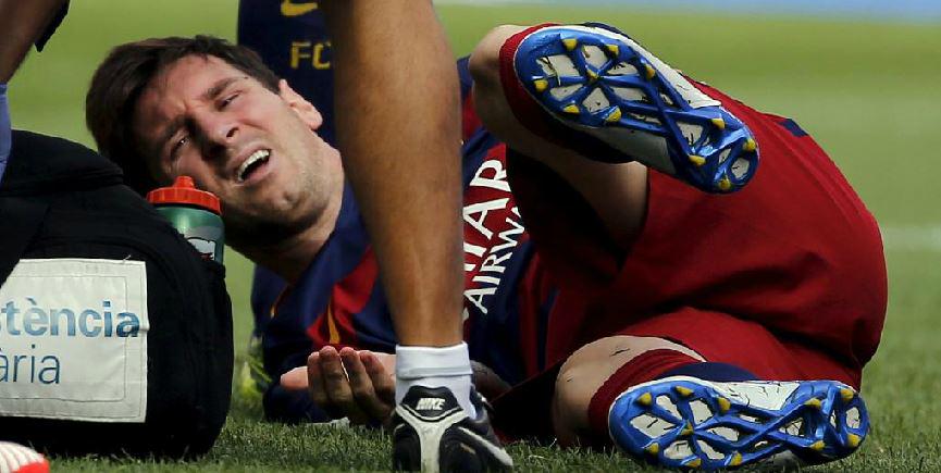 marca's tweet photo. OFICIAL | Messi, 7-8 semanas de baja. Peligra su participación en el Clásico http://t.co/L4DhQRCaIR http://t.co/DqZ2X2Vfbw