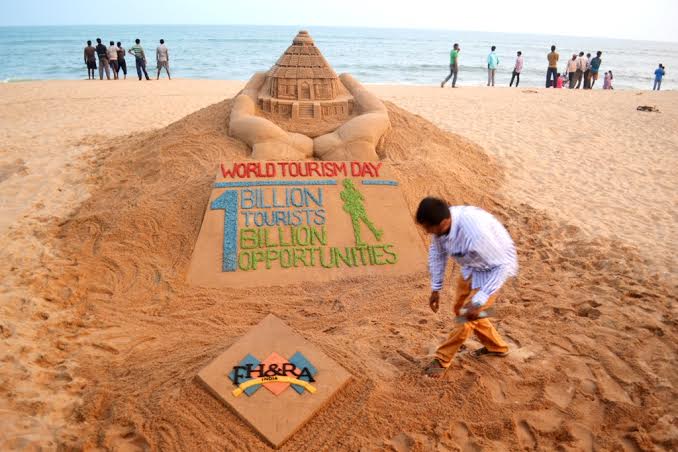 MyCityLinks's tweet photo. #WTDOdisha: Sand artist @sudarsansand created Sun Temple #Konark on Sand ahead of #WorldTourismDay . http://t.co/DnhLklVP6W