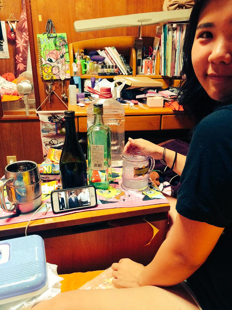 ad2jm3's tweet photo. 何故か僕たち
カップルは
吉本新喜劇をつまみに
酒を飲みます（笑） http://t.co/rNPVOTXWlp