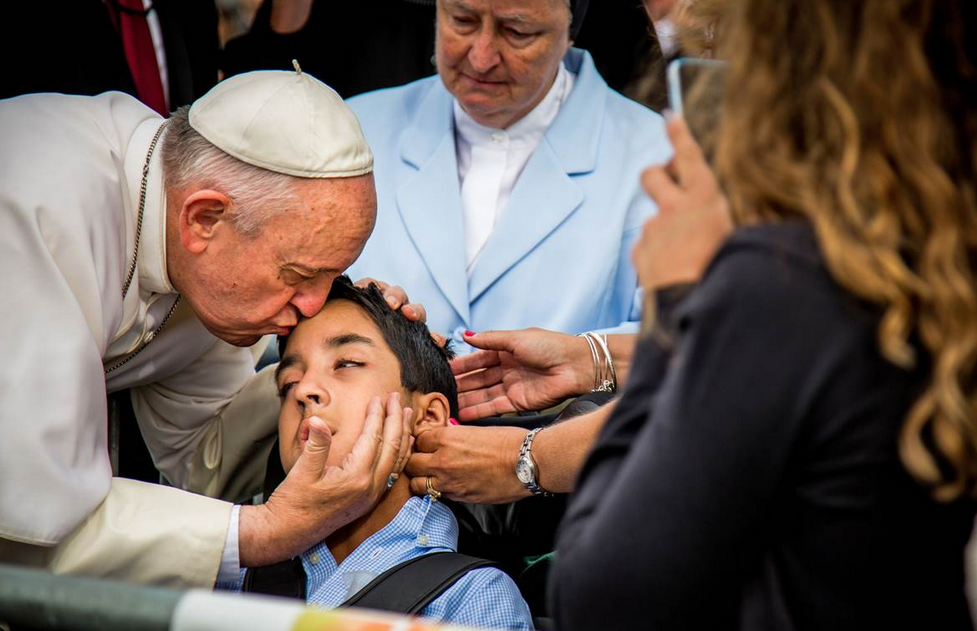 MCarroggio's tweet photo. Esos momentos únicos de Francisco, cuando se fija en alguien y hace parar el coche http://t.co/F4xm1Zoz7T #PopeInUSA http://t.co/jLXnmBHAxT