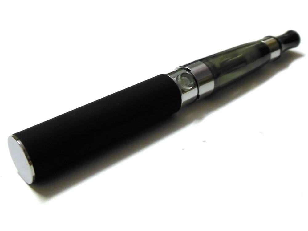 Healthy_Cigs's tweet photo. It’s amazing how many badly informed people think vaping is just like smoking: http://t.co/Swxz3wQOIP http://t.co/5FrSV8vhwQ