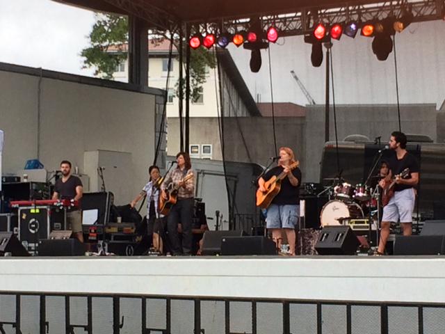 EmoryAlumni's tweet photo. Guess who's practicing for their #Emory concert this afternoon? @Indigo_Girls and @theshadowboxers! #IminEmoryHC http://t.co/LW4SFKHhqW