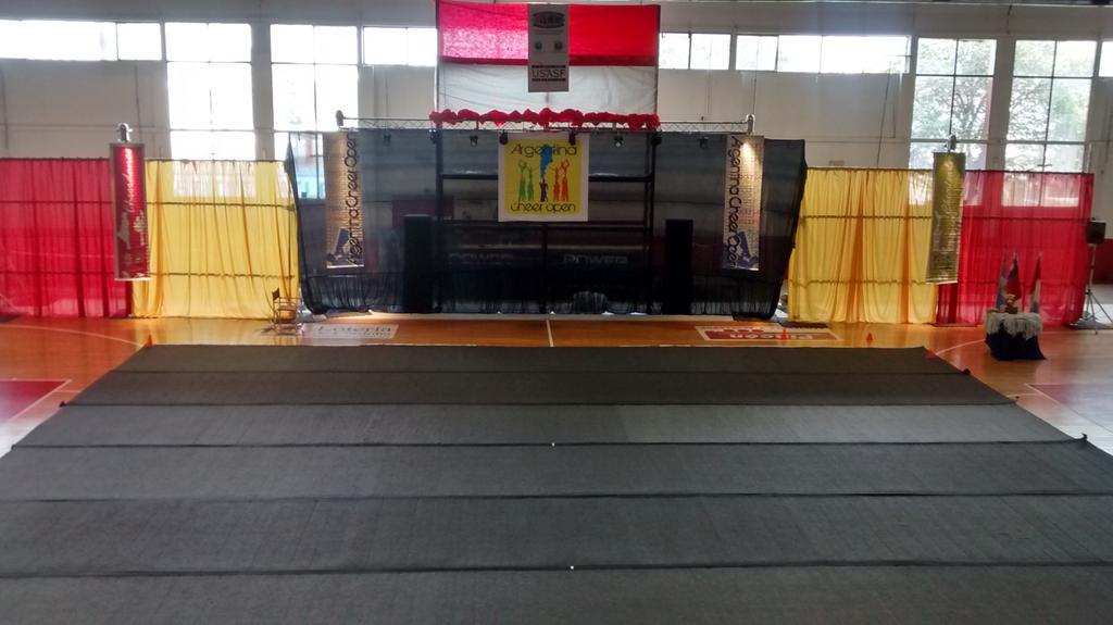 ArgCheerOpen's tweet photo. Todo listo! En minutos comienza el torneo más grande del país #CheerOpen @CheerArgentina http://t.co/YLrA5P0XrY